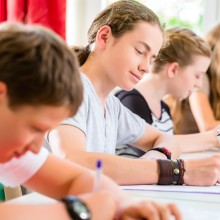 Schulklasse Kinder schreiben