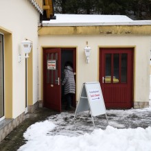 Ein Automat in Sachsen-Anhalt (Trautenstein im Harz), der Dinge des alltäglichen Gebrauchs verkauft, wie es sonst ein Tante-Emma-Laden macht.