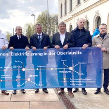 Holm Große (3.v.r.) kämpft für die Elektrifizierung der überregionalen Bahnstrecken.