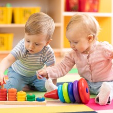 Zwei Kleinkinder spielen
